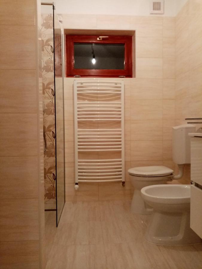 Eva Vendeghaz Villa Tata Ngoại thất bức ảnh