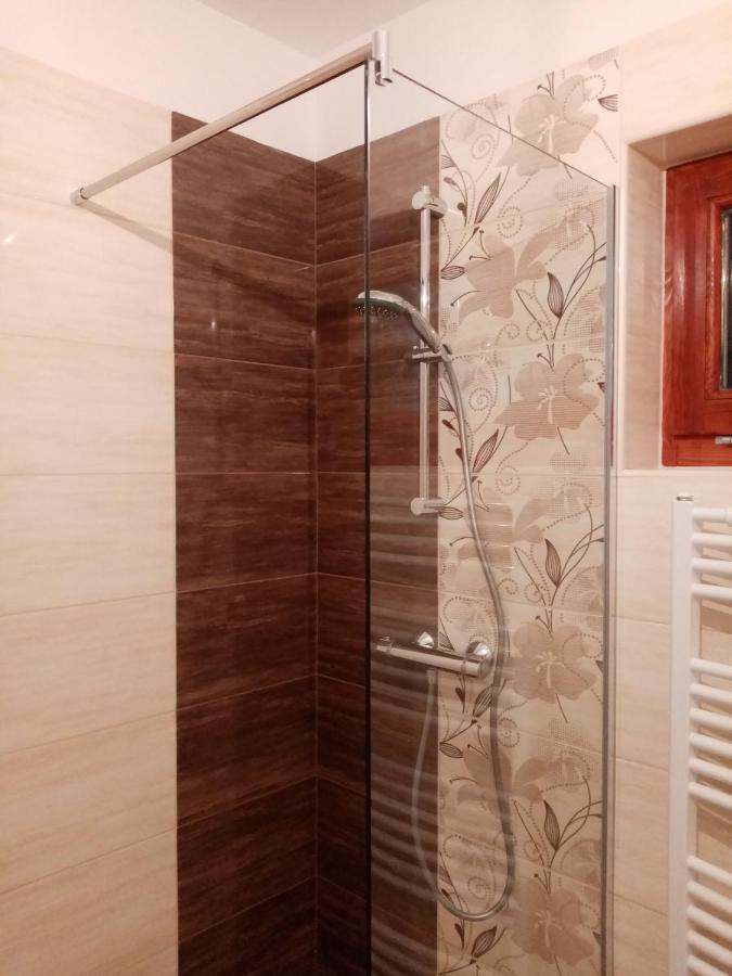 Eva Vendeghaz Villa Tata Ngoại thất bức ảnh