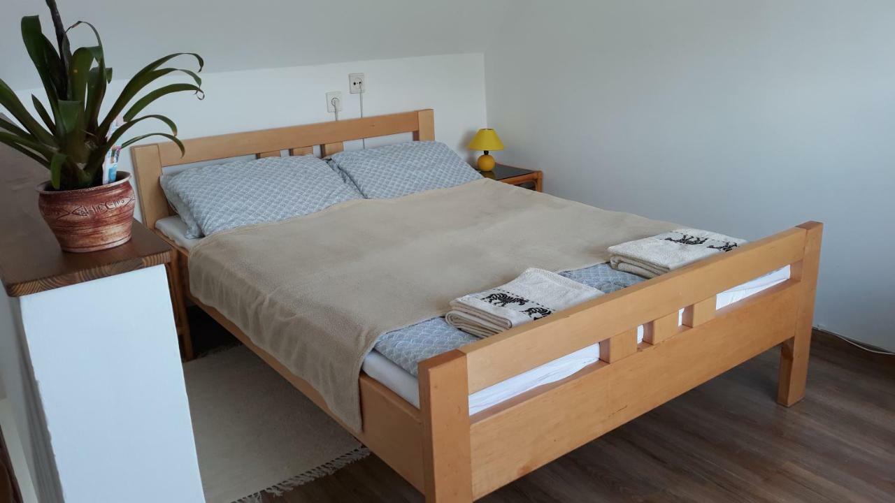 Eva Vendeghaz Villa Tata Ngoại thất bức ảnh
